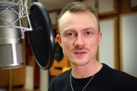 Oscar Hoppe spricht die Texte des Sredoje Lazukić